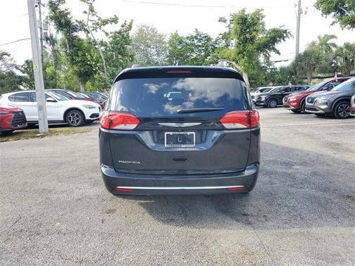 2017 Chrysler Pacifica Touring-L Plus