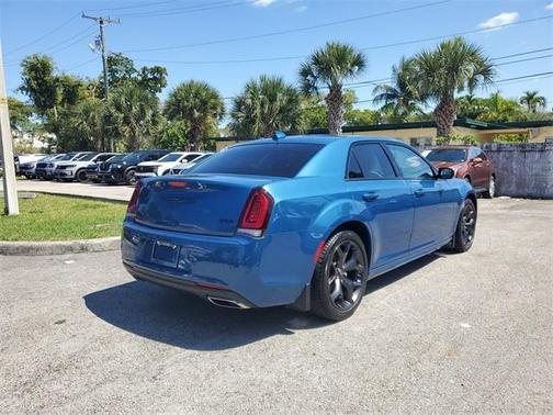 2023 Chrysler 300 Touring L