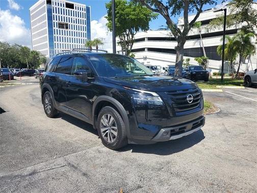 2023 Nissan Pathfinder SL