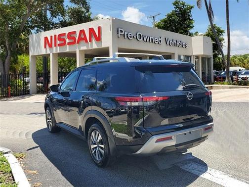 2023 Nissan Pathfinder SL