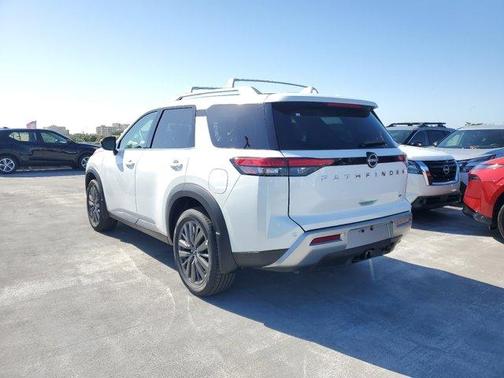 2025 Nissan Pathfinder SL