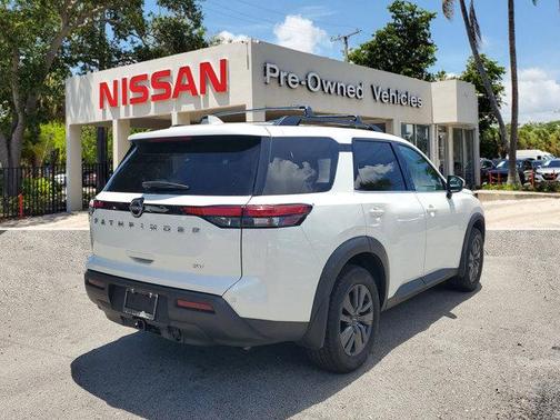 2022 Nissan Pathfinder SV