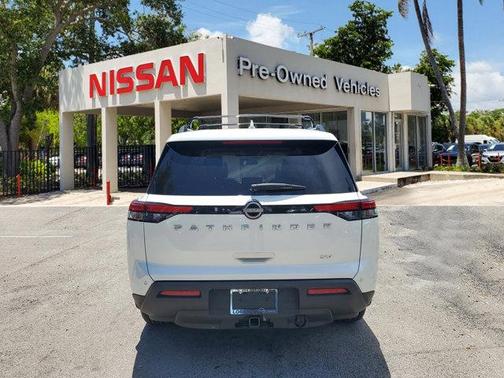 2022 Nissan Pathfinder SV