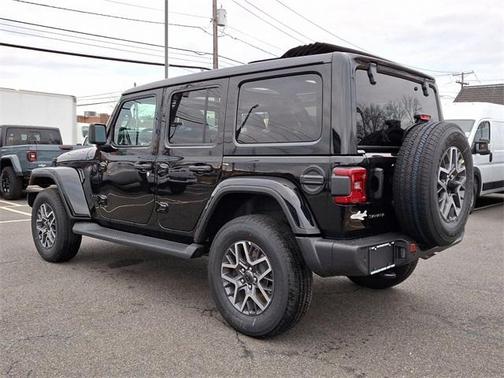 2025 Jeep Wrangler 4-Door Sahara 4x4