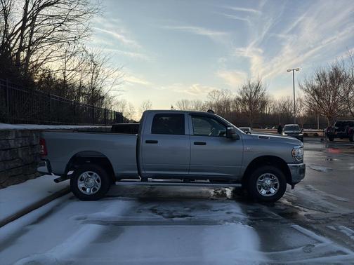 2024 RAM 3500 Tradesman Crew Cab 4x4 6'4' Box