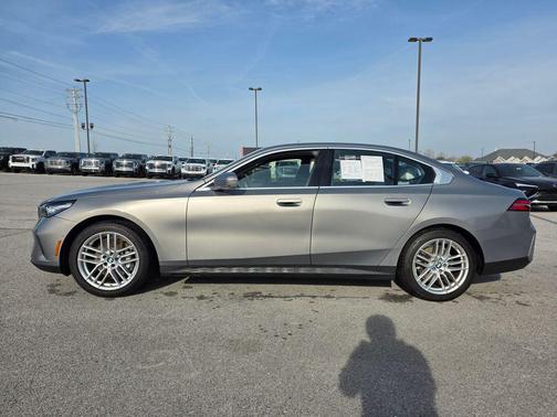 Beige 2024 BMW 530 i