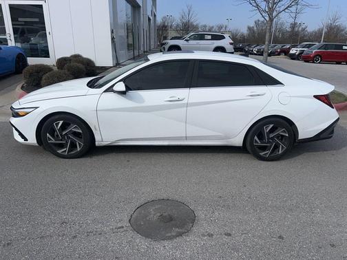 2024 Hyundai ELANTRA SEL