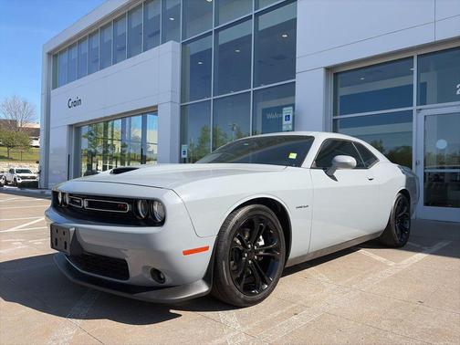 Smoke 2021 Dodge Challenger R/T
