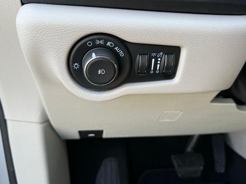 Silver Mist Clearcoat 2024 Chrysler Pacifica Touring L