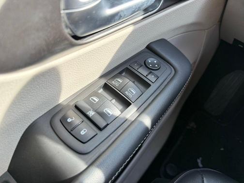 Silver Mist Clearcoat 2024 Chrysler Pacifica Touring L