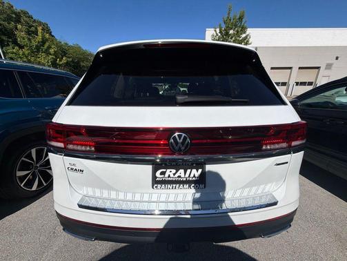 White Pearl 2026 Volkswagen Atlas 2.0T SE w/Technology 4MOTION
