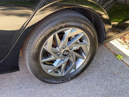 Black 2024 Hyundai ELANTRA SEL