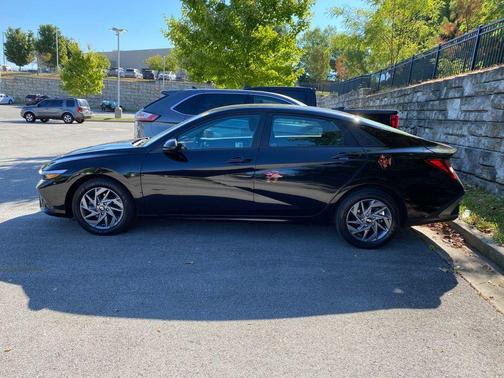 Black 2024 Hyundai ELANTRA SEL