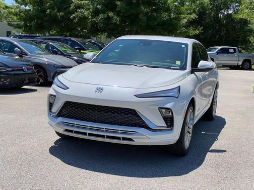 White Frost 2025 Buick Envista Avenir FWD
