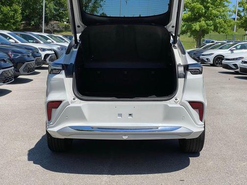 White Frost 2025 Buick Envista Avenir FWD