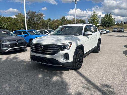 White Pearl 2026 Volkswagen Atlas 2.0T SE w/Technology