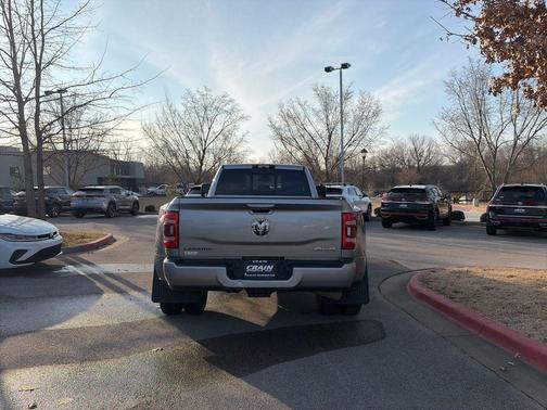 2024 RAM 3500 Laramie Crew Cab 4x4 8' Box