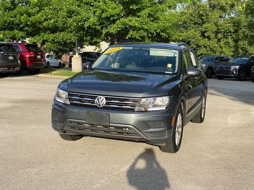 Platinum Gray Metallic 2018 Volkswagen Tiguan 2.0T SE