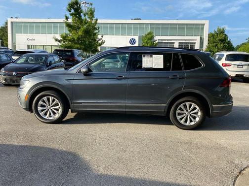 Platinum Gray Metallic 2018 Volkswagen Tiguan 2.0T SE
