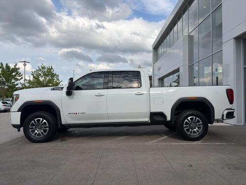 Summit White 2022 GMC Sierra 2500 AT4