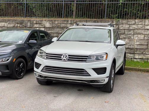 Pure White 2016 Volkswagen Touareg TDI Lux
