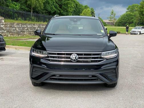 Deep Black 2024 Volkswagen Tiguan 2.0T SE