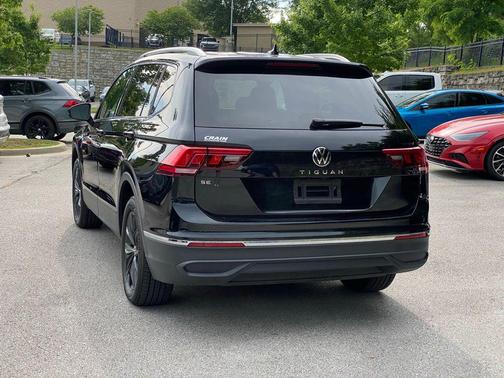 Deep Black 2024 Volkswagen Tiguan 2.0T SE