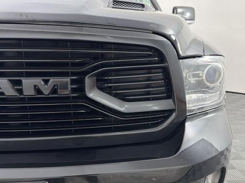 Brilliant Black Crystal Pearlcoat 2018 RAM 1500 Sport