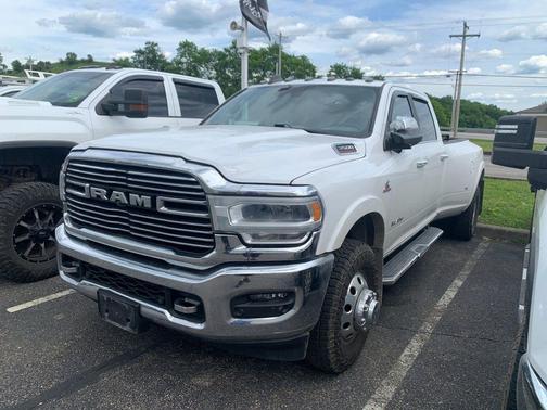 Bright White Clearcoat 2019 RAM 3500 Laramie Crew Cab 4x4 8' Box