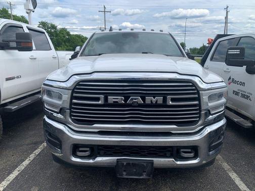 Bright White Clearcoat 2019 RAM 3500 Laramie Crew Cab 4x4 8' Box