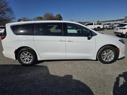 2024 Chrysler Voyager LX
