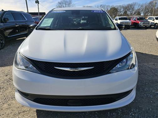 2024 Chrysler Voyager LX