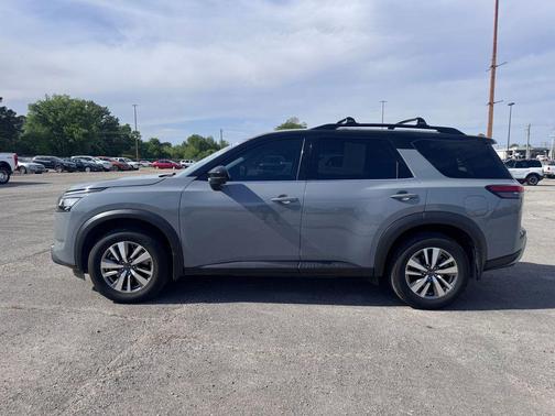 Solid Gray/Super Black 2023 Nissan Pathfinder SL 4WD