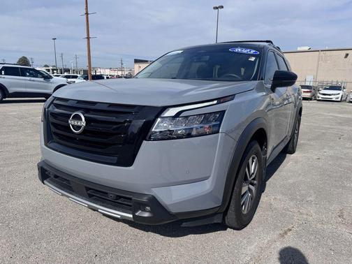 Solid Gray/Super Black 2023 Nissan Pathfinder SL 4WD