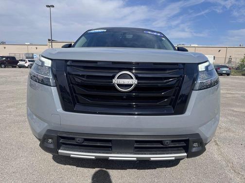 Solid Gray/Super Black 2023 Nissan Pathfinder SL 4WD