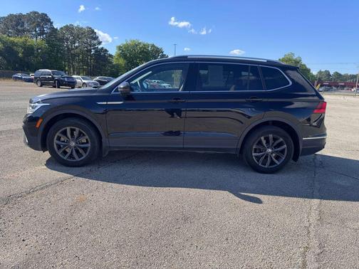 Deep Black 2024 Volkswagen Tiguan 2.0T SE