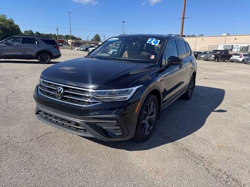 Deep Black 2024 Volkswagen Tiguan 2.0T SE