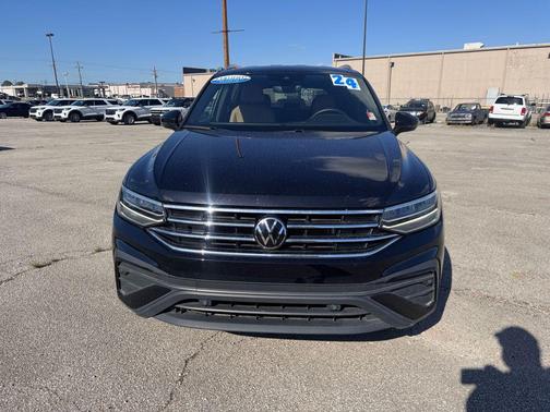 Deep Black 2024 Volkswagen Tiguan 2.0T SE