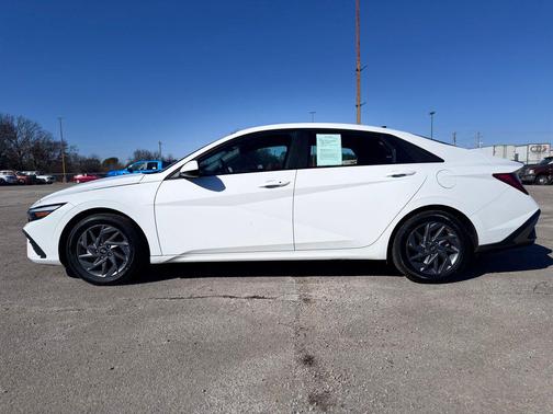 2024 Hyundai ELANTRA SEL