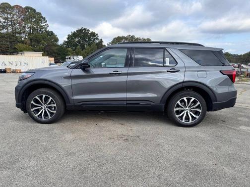 Carbonized Gray Metallic 2027 Ford Explorer ST-Line