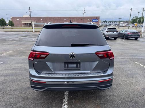 Platinum Gray Metallic 2023 Volkswagen Tiguan 2.0T SE