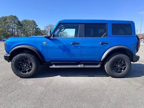 VELOCITY BLUE METALLIC 2026 Ford Bronco Badlands