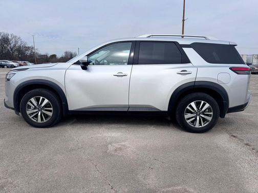 2023 Nissan Pathfinder SL 4WD