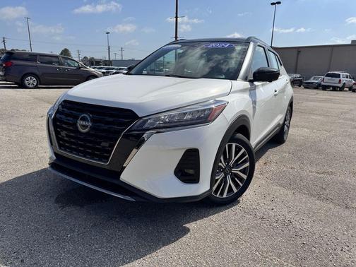 Aspen White Tricoat/Super Black 2023 Nissan Kicks SR