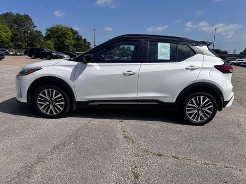 Aspen White Tricoat/Super Black 2023 Nissan Kicks SR