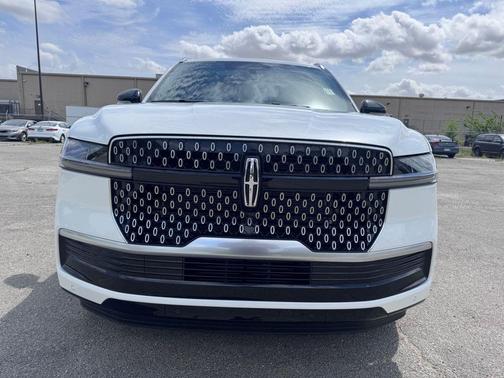 Pristine White Metallic Tri-Coat 2026 Lincoln Navigator Reserve