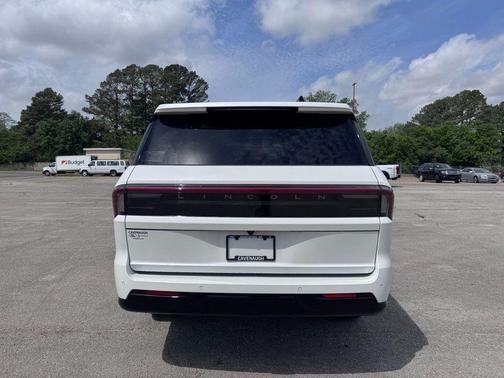 Pristine White Metallic Tri-Coat 2026 Lincoln Navigator Reserve