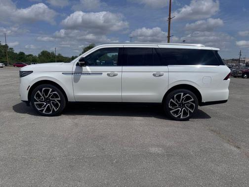 Pristine White Metallic Tri-Coat 2026 Lincoln Navigator Reserve