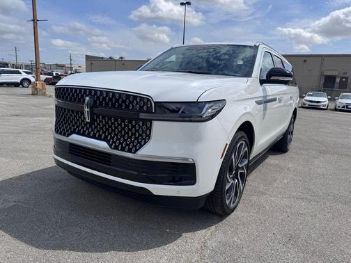 Pristine White Metallic Tri-Coat 2026 Lincoln Navigator Reserve