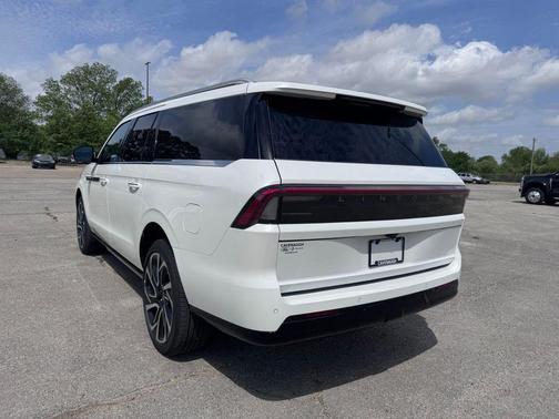 Pristine White Metallic Tri-Coat 2026 Lincoln Navigator Reserve